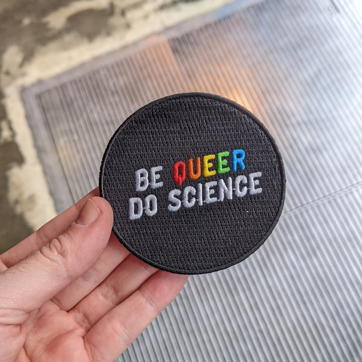 Soyez Queer, faites de la science | écusson