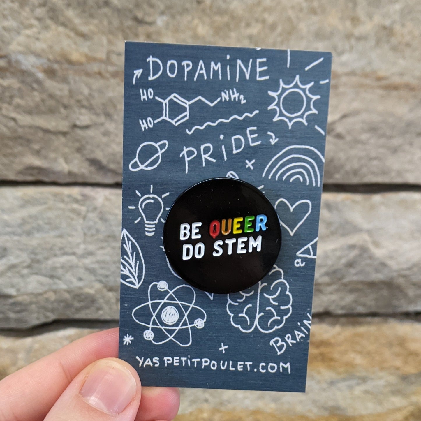 Soyez queer, faites STEM | Insigne en émail